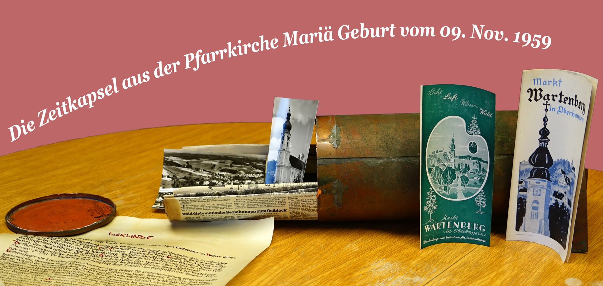 Geöffnete Zeitkapsel mit einigen Dokumenten